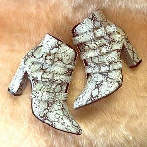 NWOT Snakeskin White Gray & Black Buckle Boots